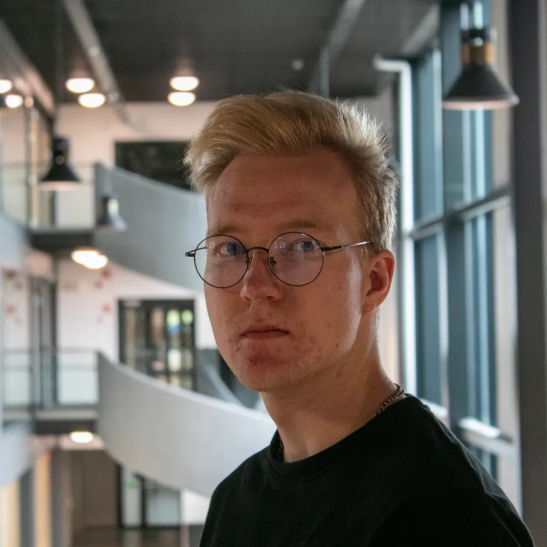 Mies käyttää kevyitä sinivalolaseja